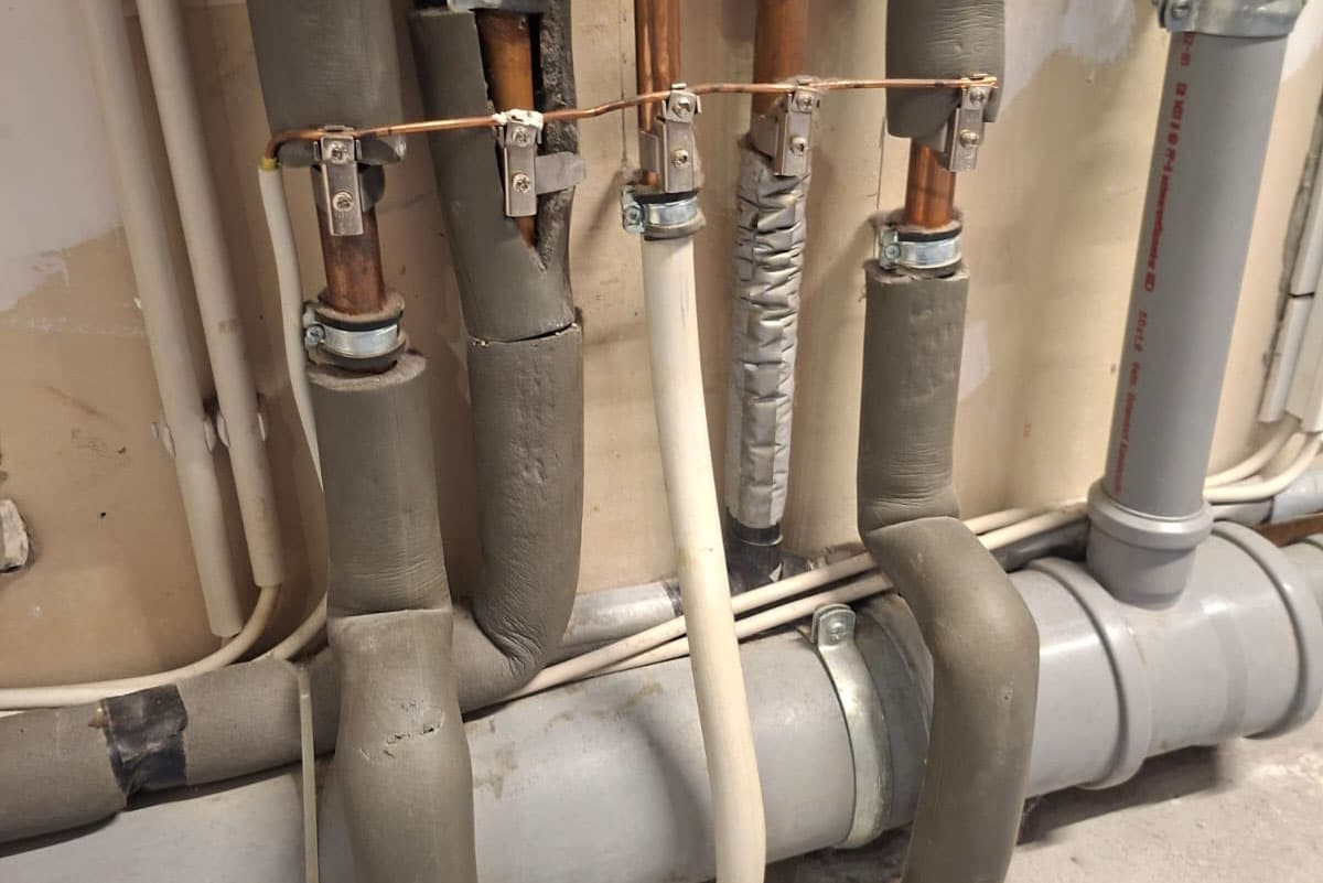 Rohrverlegung für innenliegende Wärmepumpe