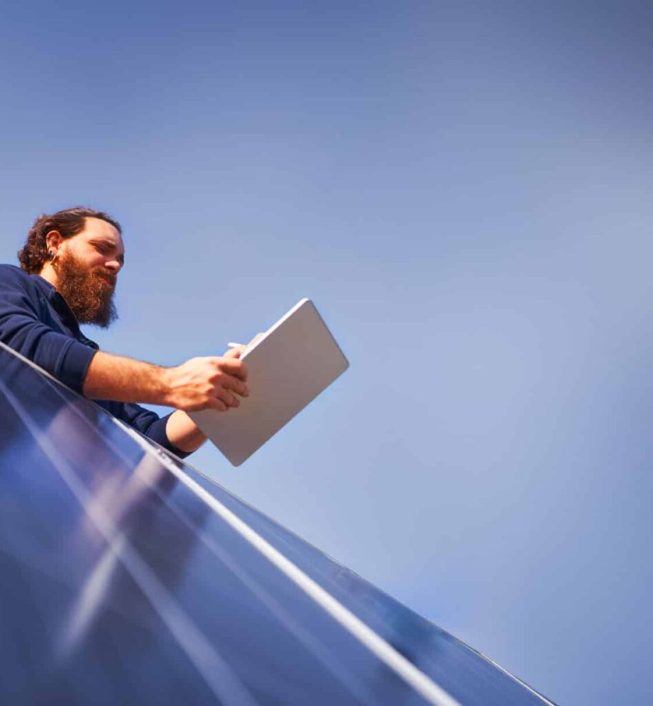 Mann prüft Solaranlage.
